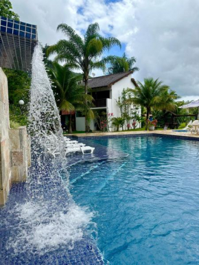Casa ideal em condomínio fechado a 200m da Praia Maranduba, área de lazer completa